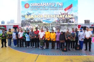 RIBUAN MASYARAKAT TERIMA LAYANAN BAKSOS KESEHATAN HUT TNI Ke 80 DI MONAS