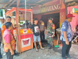 Aksi Sigap Babinsa Koramil 0830/11 Rungkut Tanggulangi Kebakaran di Warung Milik Warga