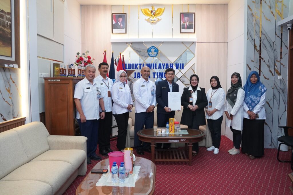 LLDIKTI Wilayah VII Serahkan Sertifikat kepada Universitas Hang Tuah