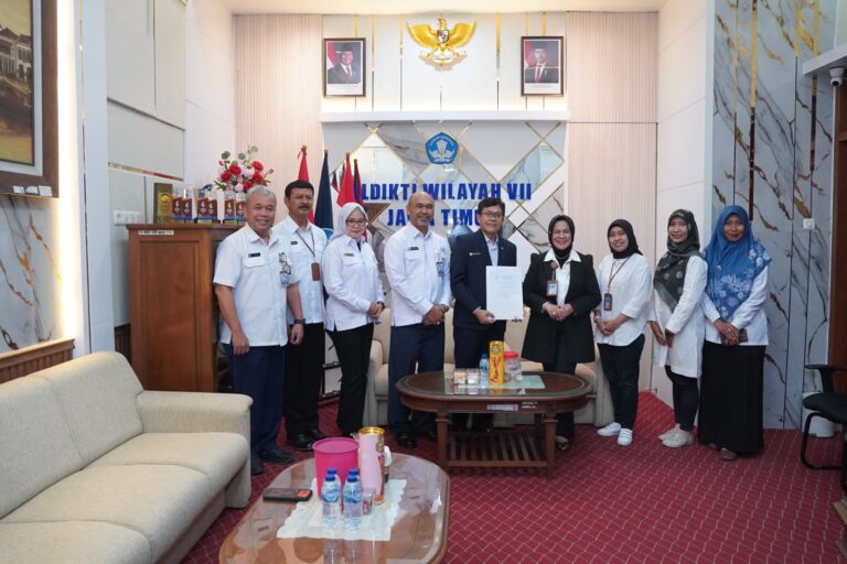 LLDIKTI Wilayah VII Serahkan Sertifikat kepada Universitas Hang Tuah