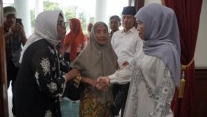 Ribuan Masyarakat Hadiri Open House Gubernur Khofifah di Grahadi