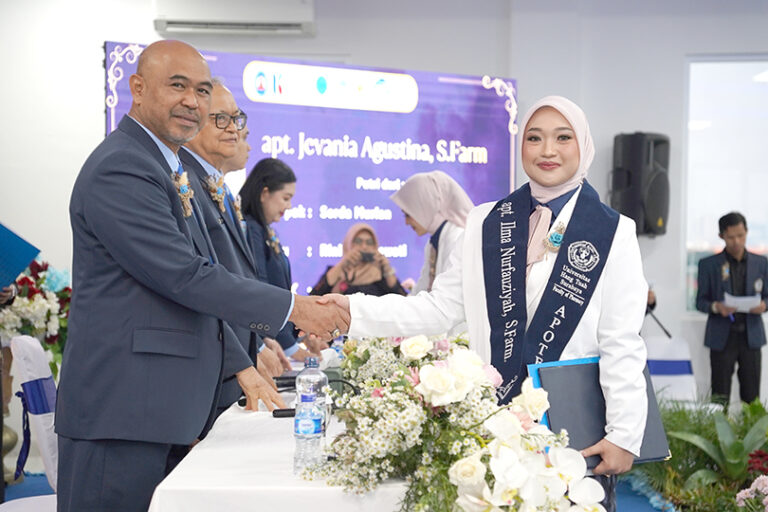 Farmasi UHT Kukuhkan 29 Apoteker Baru, Siap Berkarya untuk Indonesia