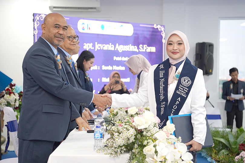 Farmasi UHT Kukuhkan 29 Apoteker Baru, Siap Berkarya untuk Indonesia