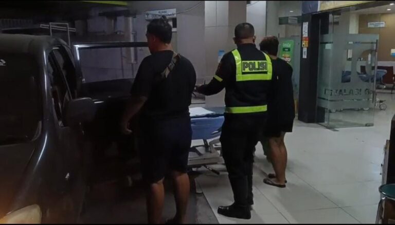 Aksi Heroik Satlantas Polres Gresik Selamatkan Wanita yang Hendak Melahirkan