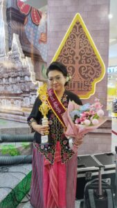 Dosen FISIP UHT Terima Penghargaan Pelestari Kebaya Indonesia dari Bunda Milenial Surabaya